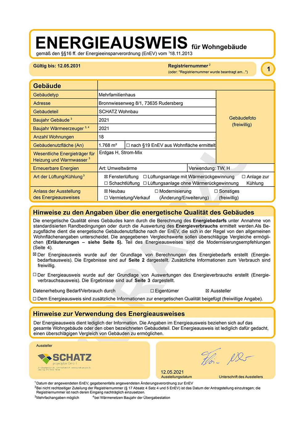 Bronnwiesenweg Rudersberg Ein deutscher Energieausweis für ein Wohngebäude in Schorndorf – ideal für alle, die eine Wohnung in einem modernen Neubau kaufen möchten. Das Dokument enthält Energiedaten, Gebäudedetails, die Gültigkeitsdauer sowie eine Effizienzleiste. Unten sind das SCHATZ Wohnbau-Logo und die Unterschriften zu sehen. Der Text ist größtenteils schwarz auf gelbem Hintergrund.